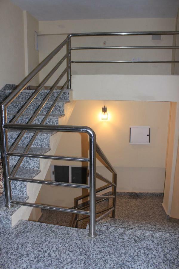 Hotel October Inn Покхара Екстер'єр фото